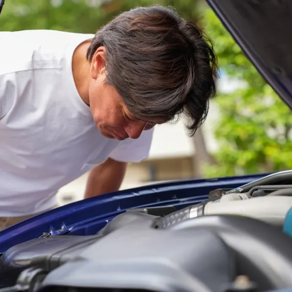 エンジンルームを点検するGPSの査定士
