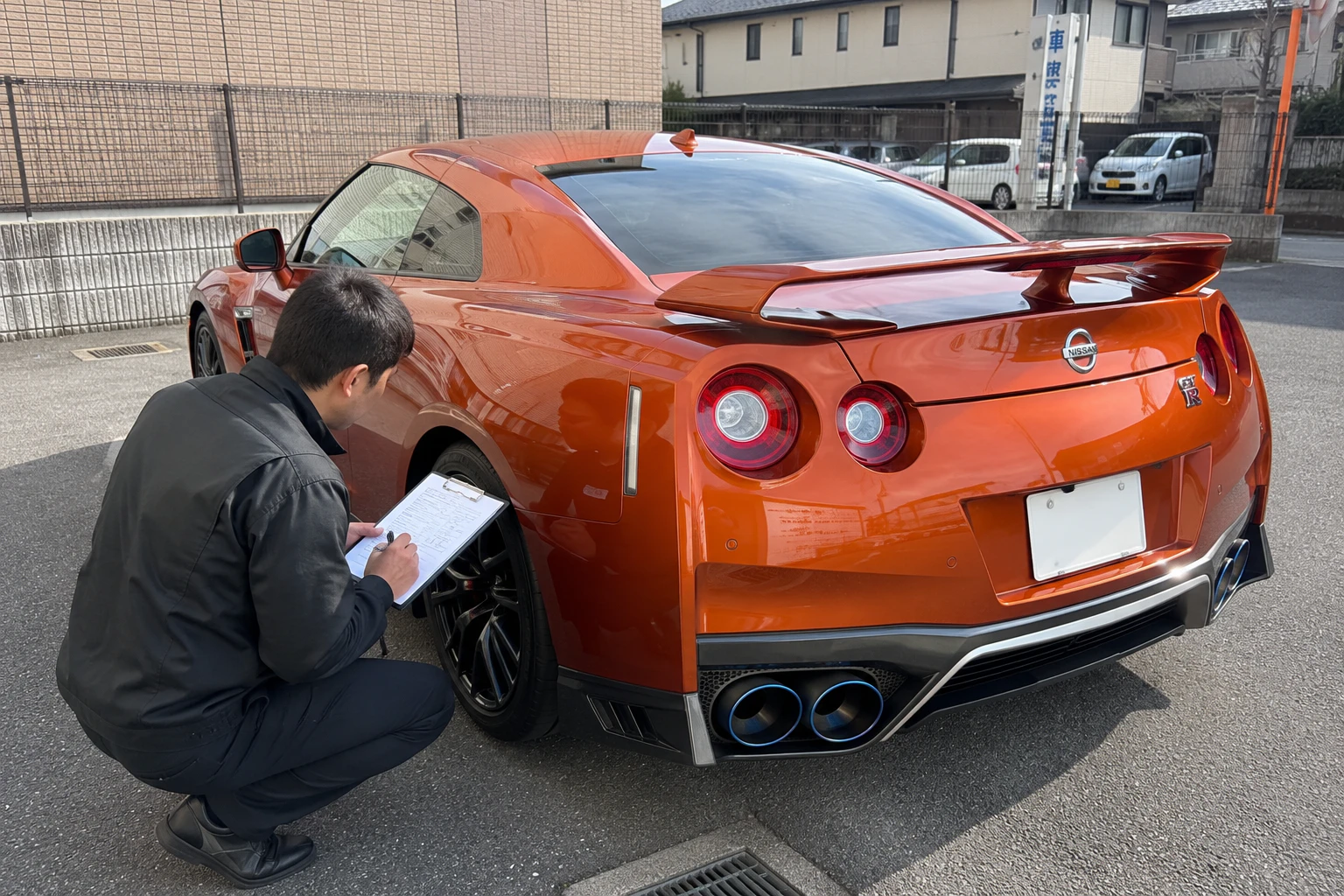 スポーツカーの査定風景
