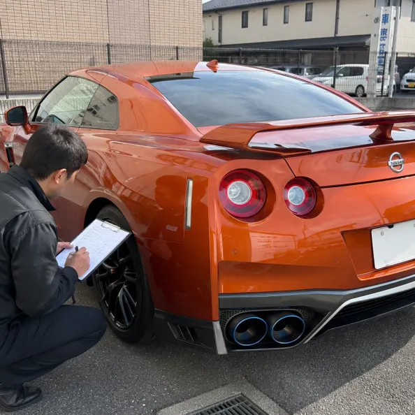 GT-Rのリアまわりを査定する様子