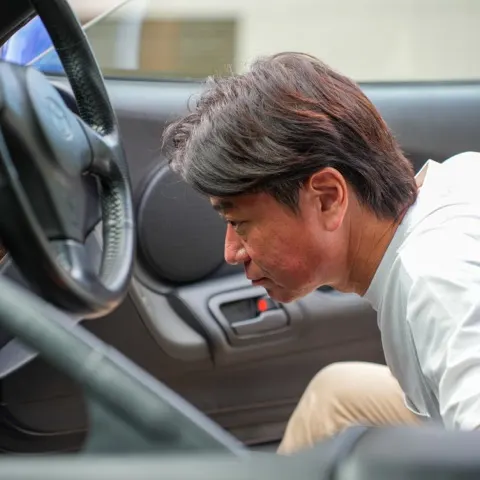 車内を点検するGPSの査定士