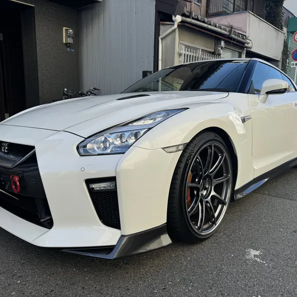 白い日産GT-R R35