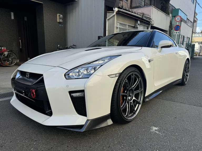 白い日産GT-R R35