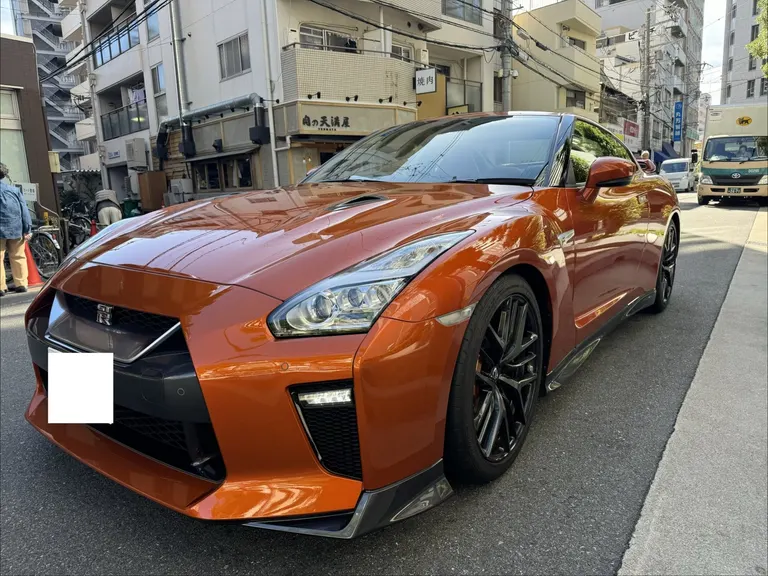白い日産GT-R R35
