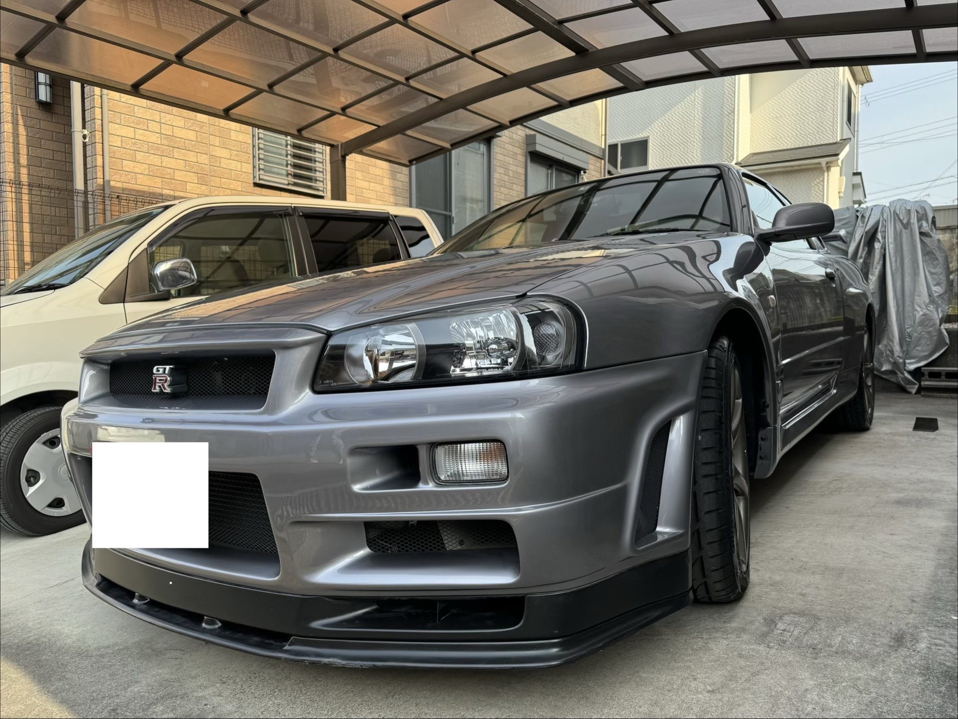 グレーのスカイラインGT-R R34
