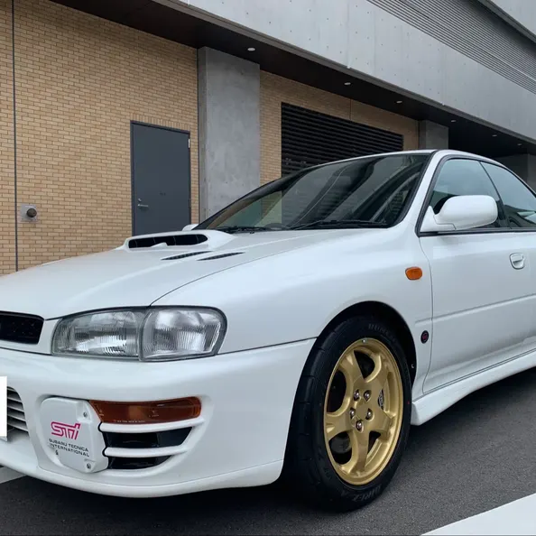 白いスバル インプレッサ