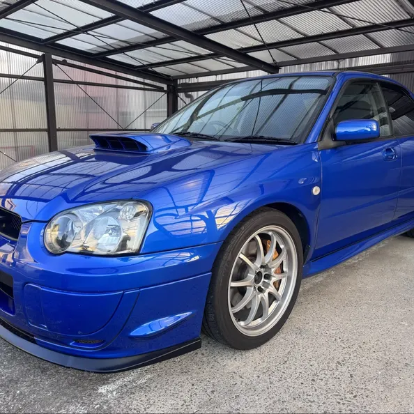 青いスバル インプレッサ WRX STI