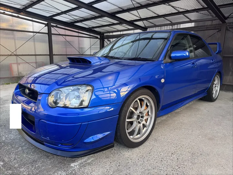 青いスバル インプレッサ WRX STI