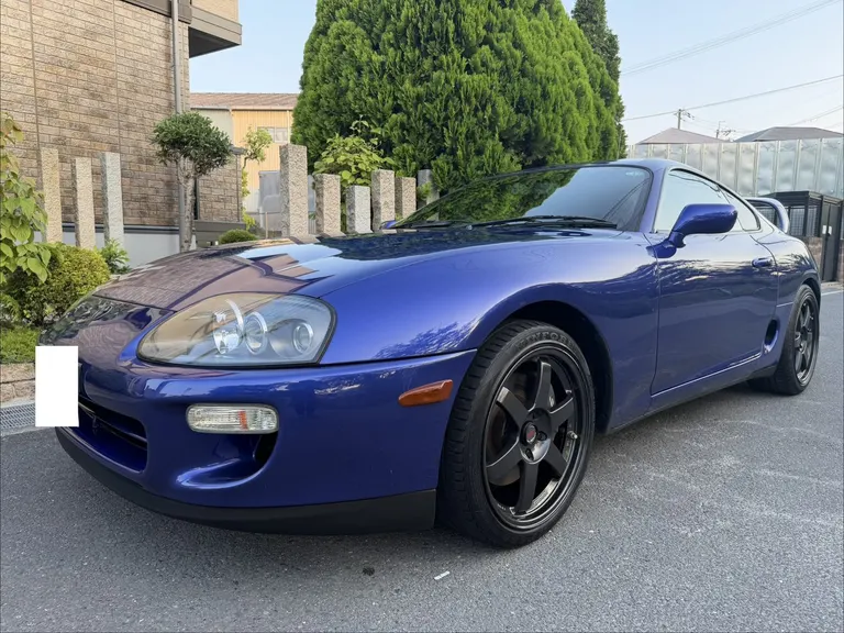 青いトヨタスープラ